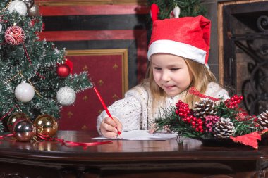 Noel çocuk Noel Baba'ya mektup yazar.