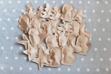 Hazırlanmış Noel hediyelerini kağıt torbalara sarılı. 25 Aralık.