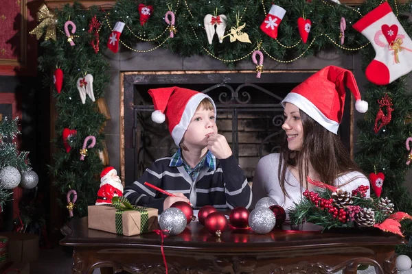 Madre e hijo escribiendo carta a Santa — Foto de Stock