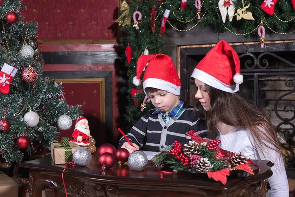 Madre e hijo escribiendo carta a Santa — Foto de Stock