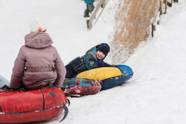 Un bambino felice si sta dirigendo verso la montagna di ghiaccio per tubi nei bambini — Foto Stock