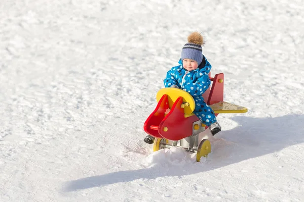 Menino feliz brincando na neve — Fotografia de Stock