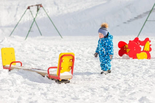 Glücklicher kleiner Junge beim Spielen im Schnee — Stockfoto