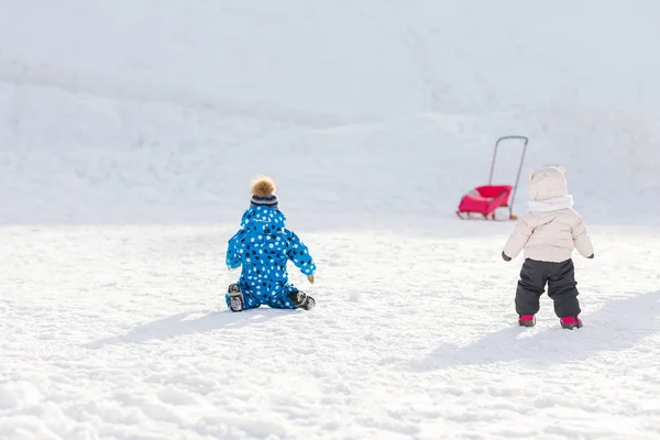 Un niño camina solo en el parque en un día de invierno —  Fotos de Stock