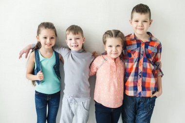 Kameraya bakarak ve gülümseyen giyim elbise sevimli küçük çocuklar portresi