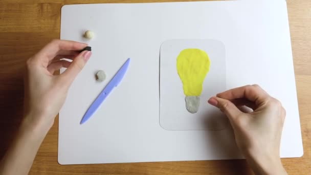 Моделювання лампочок Ілліча з глини руками крупним планом. Крок четвертий . — стокове відео