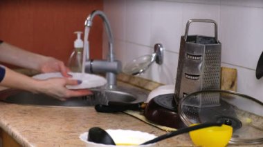 Mutfakta bulaşık ev kadını. Arka plan bulanık