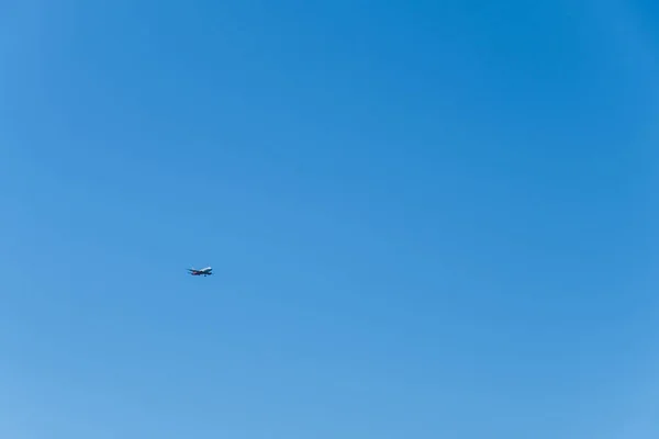 Red-and-white plane flying through the sky to land. — Stock Photo, Image