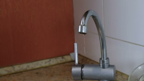 L'acqua gocciola lentamente dal rubinetto . — Video Stock