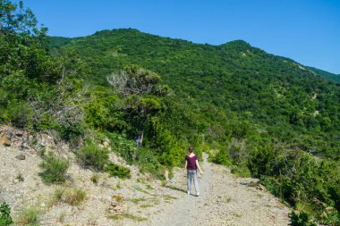 Tanınmayan kız dağdan geliyor.