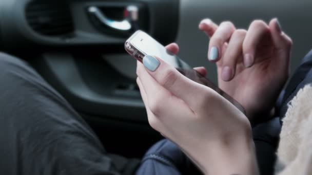 Passager jeune femme fait défiler à travers son Phonegirl .