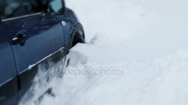 Karda araba sıkışmış. Kar öğesi.