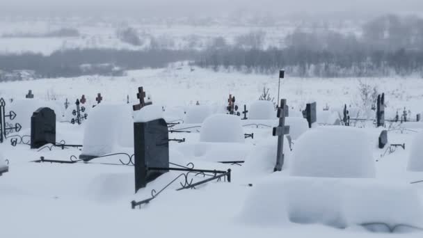 Θύελλα χιονιού σε νεκροταφείο χειμώνα. — Αρχείο Βίντεο
