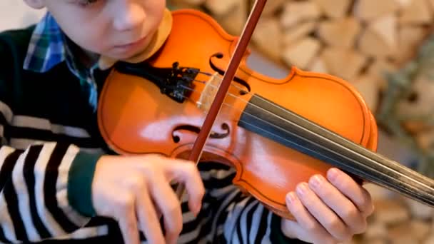 Un enfant de 7 ans jouant du violon en gros plan . — Video