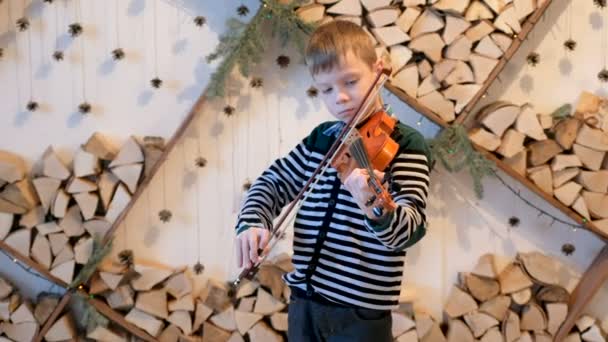 Criança de 7 anos tocando violino — Vídeo de Stock