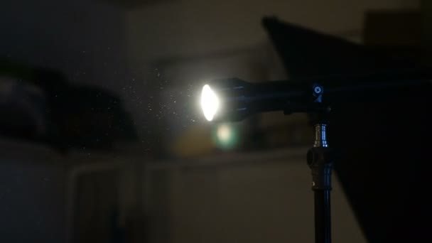 Het licht van een lantaarn in een donkere Studio. — Stockvideo