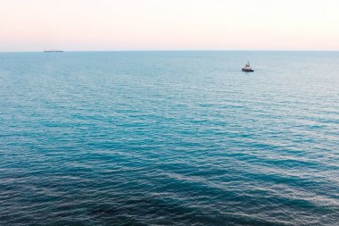 Denizde yüzen iki gemi. Deniz yaz gününde.