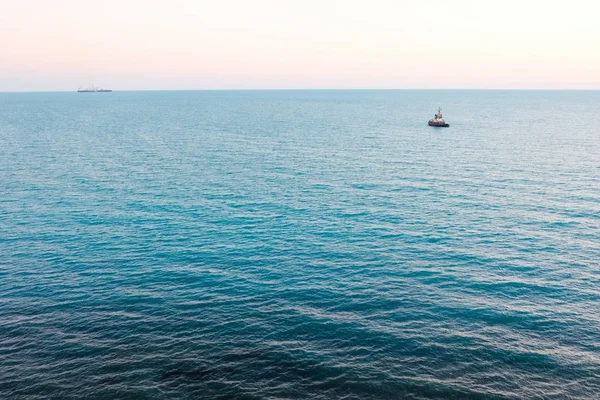 Due navi che galleggiano sul mare. Giornata estiva sul mare . — Foto Stock
