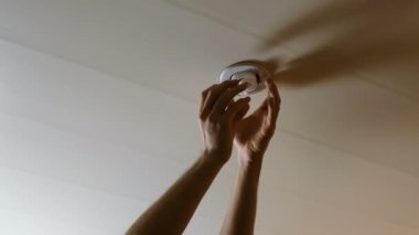 Mens eller tavanda ampulü çevir. 4 k kapatın. elektrik enerji tasarruflu lamba.