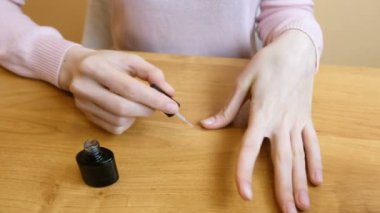 Kendini evde manikür esmer bir kadın. 4k video