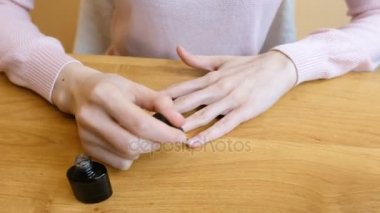 Kendini evde manikür esmer bir kadın. 4k video