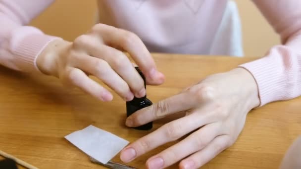 Mujer morena haciéndose manicura en casa. Vídeo 4k — Vídeo de stock