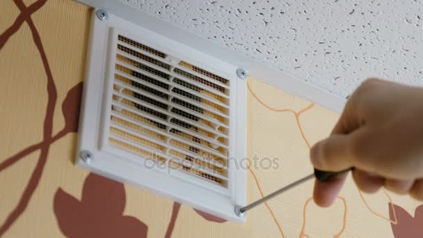 Male hands Unscrew the screws with a screwdriver on the grate vents home. Close up 4K. — Stock Footage Male hands Unscrew the screws with a screwdriver on the grate vents home. Close up 4K. Stock Footage