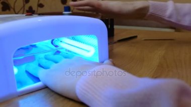 Kadın Uv lambası tırnaklarında Lehçe kurur. 4 k. portre
