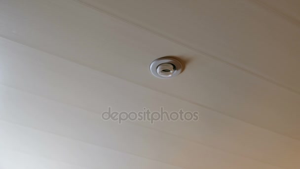 Включение энергосберегающих ламп на потолке в комнате. 4K . — стоковое видео