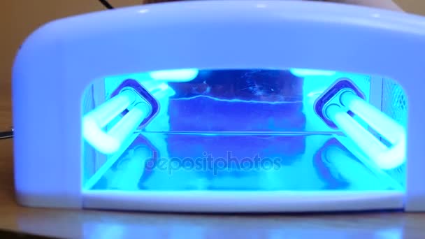 マニキュアのクローズ アップ用 Uv ランプ。4 k ビデオ — ストック動画