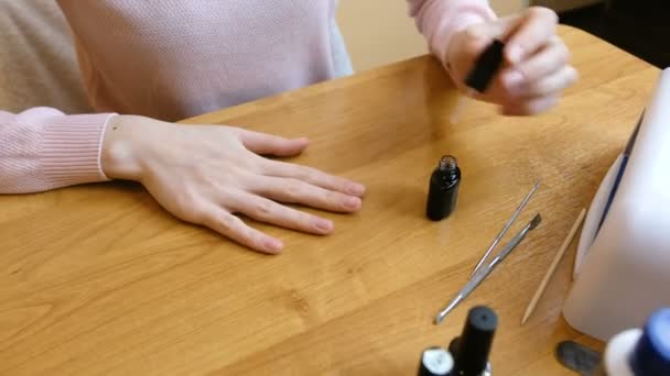 Mulher morena dando-se manicure em casa. 4k vídeo — Vídeo de Stock
