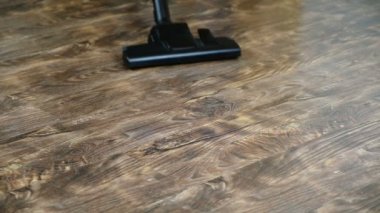 Fırça elektrikli süpürge yerde yürür, kir ve toz kaldırır. Slowmotion. 1920 x 1080