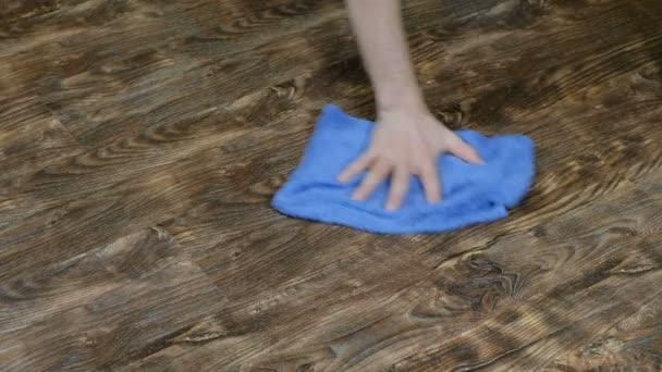 Ένας άνθρωπος πλένει το σφουγγαρόπανο. Αρσενική χέρι σκουπίζει το φύλλο πλαστικού, του mens οικοκυρικής, 4k — Αρχείο Βίντεο
