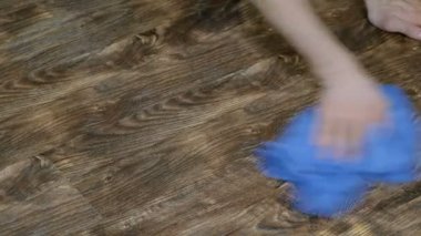 Bir adam kat kumaş yıkar. Erkek el Laminant, Kat Hizmetleri, mens 4 k mendil