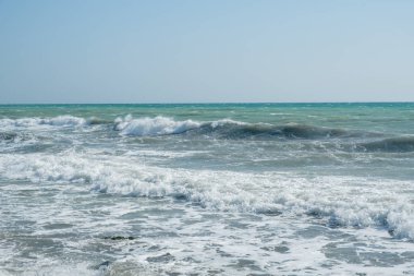 Denizde kıyıya inişli çıkışlı dalgalar. Fırtına dalgaları.