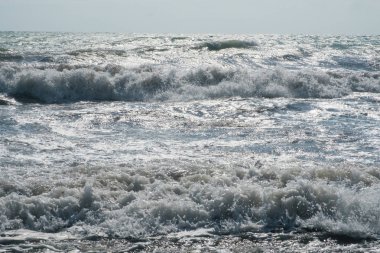 Denizde kıyıya inişli çıkışlı dalgalar. Güç fırtına.