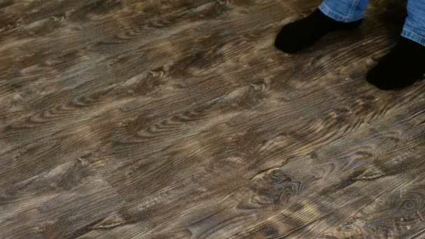 Man doet huis schoonmaken. Naar vacuüm stofzuiger vloer laminaat. Om de voeten in sokken frame. 4k — Stockvideo