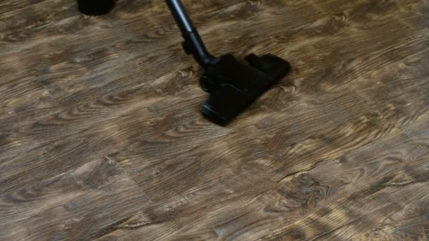 Człowiek robi, sprzątanie domu. Do próżni odkurzacz podłogi laminowane. Do ramki stopy w skarpetkach. 4k — Wideo stockowe