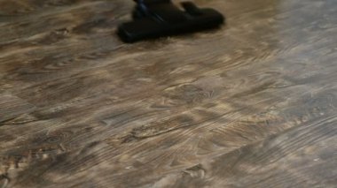 Evde temizlik yapan erkek. Vakum süpürge zemin Laminat için. 4k