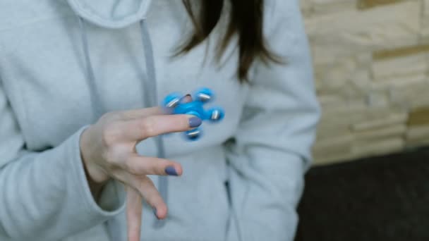Femme tourne un spinner jouet à rakah. Une toupie à cinq pointes. 4K 
