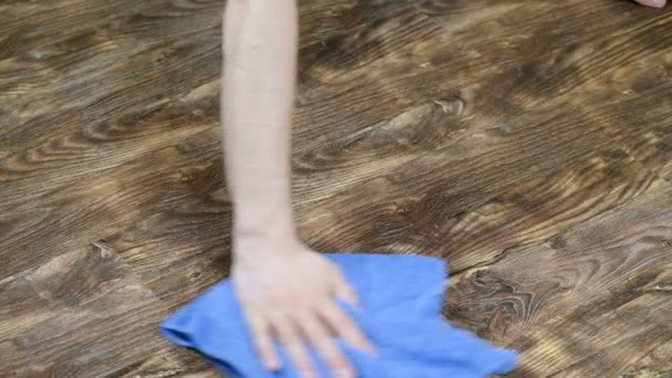 Ένας άνθρωπος πλένει το σφουγγαρόπανο. Αρσενική χέρι σκουπίζει το φύλλο πλαστικού, του mens οικοκυρικής, 4k, αργή κίνηση — Αρχείο Βίντεο