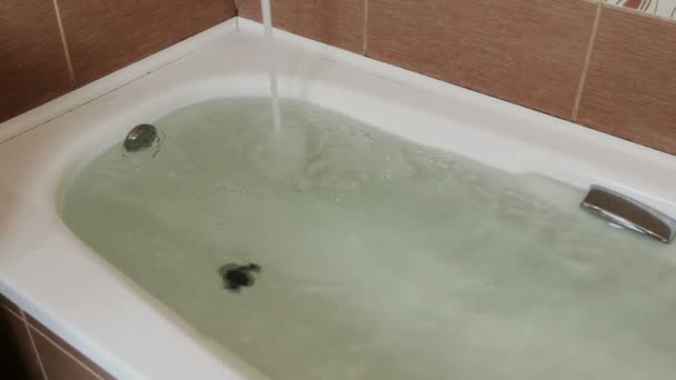 Vatten vid kanten av badet. Olycka i badrummet. — Stockvideo