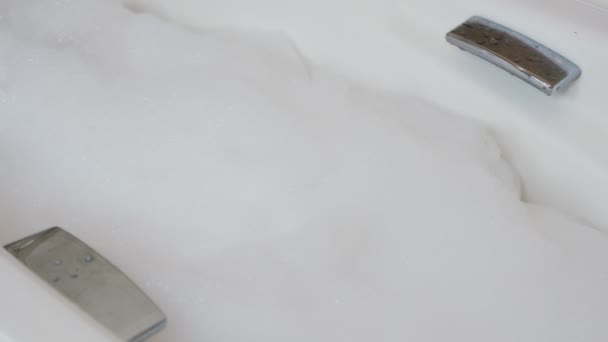 Weißer Schaum im Badezimmer. Kamera-Bewegung von links nach rechts ... Weißer Schaum im Badezimmer. Kamera-Bewegung von links nach rechts ...
