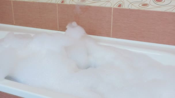 Menino 6-7 anos mergulha em um banho de bolhas, olhos fechados . — Vídeo de Stock