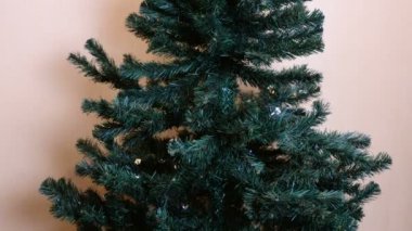 Yapay Noel ağacı süsler olmadan. Kamera hareketi aşağıdan yukarıya.