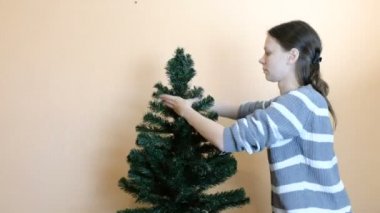 Kadın şube yapay ağaçlar tepesine bağlanır. Noel'den sonra düzenli.
