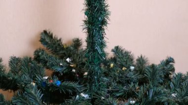 Yapay Noel ağacı dalları üst olmadan. Noel'den sonra düzenli