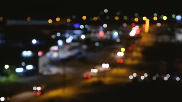 Vue sur la ville et la route d'une hauteur. Trafic de voitures floues en ville .