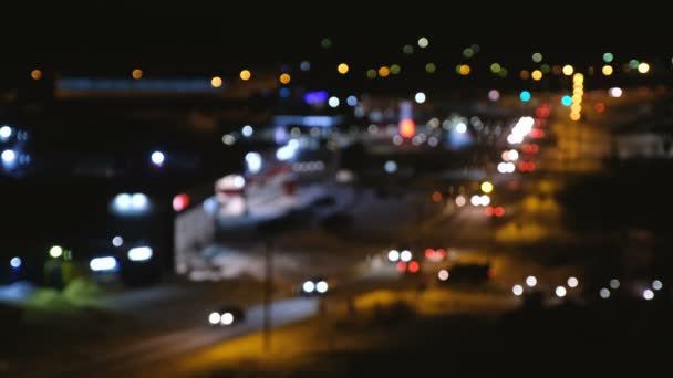Vista borrosa de la ciudad y la carretera desde una altura. Tráfico de autos borrosos en la ciudad. Noche de invierno . — Vídeo de stock