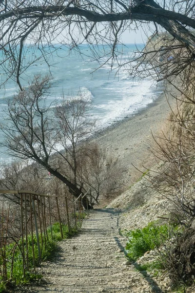 Sebuah tangga batu di lereng gunung yang curam di atas laut . — Stok Foto